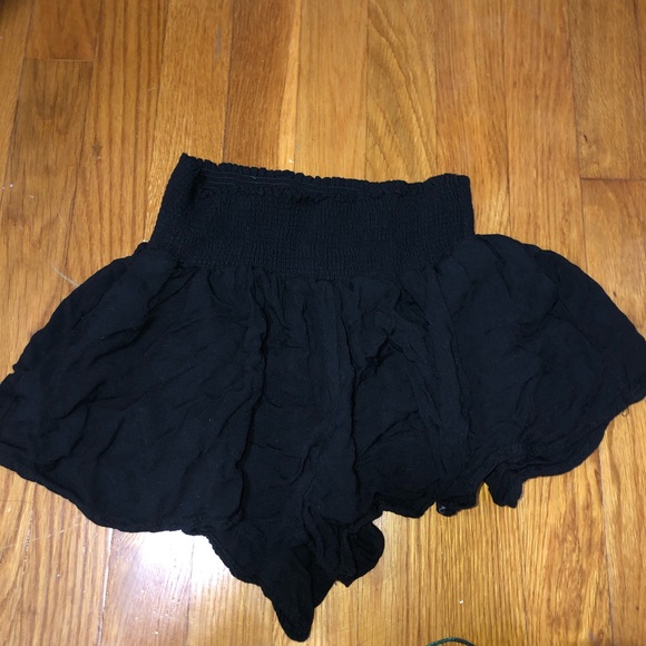 Brandy Melville Pants - Brandy Melville flowy shorts